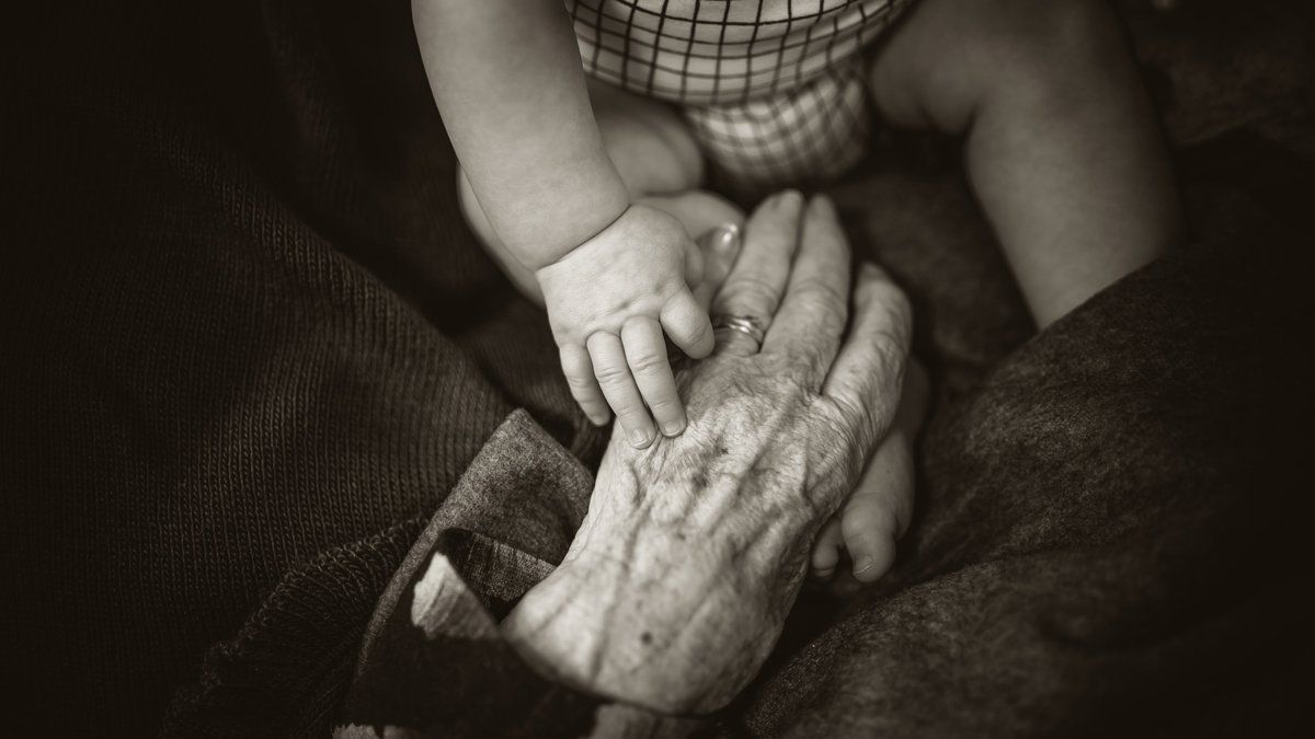 La discriminación por edad tiene altos costos y afecta a mujeres principalmente