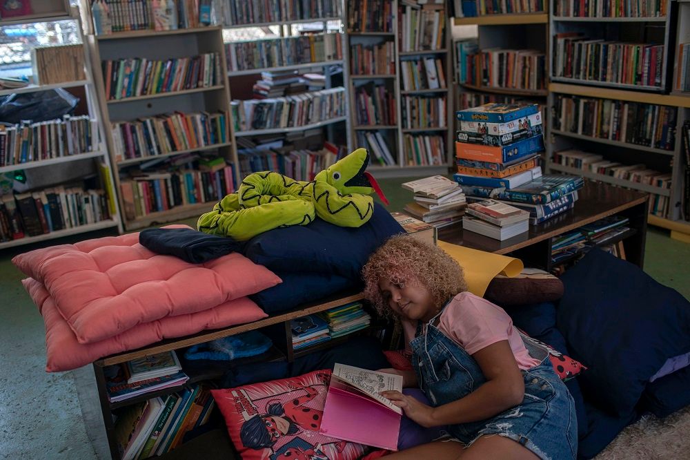 Una Niña Funda Una Biblioteca En Favela De Brasil | News+Media