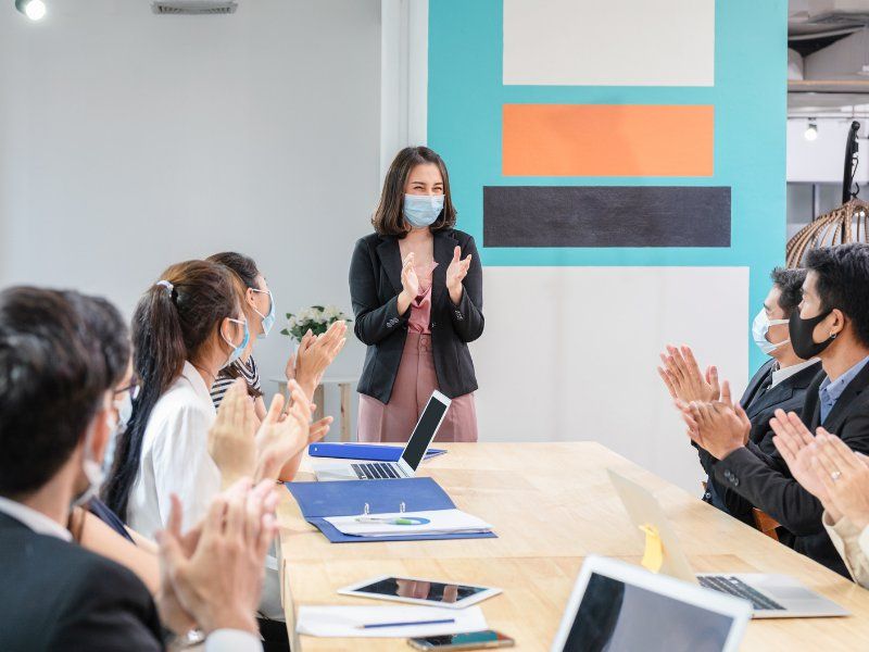 Las mujeres lideran mejor en la crisis, revela un estudio