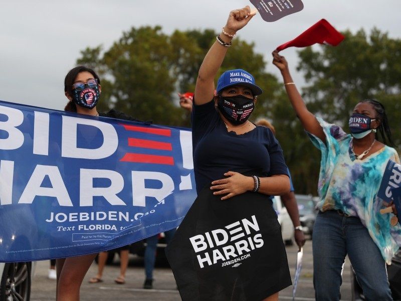 Mujeres y jóvenes latinos prefieren a Biden y pueden pesar en estados clave