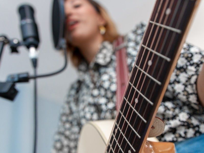 Las mujeres también son minoría en la música, revela estudio de Spotify