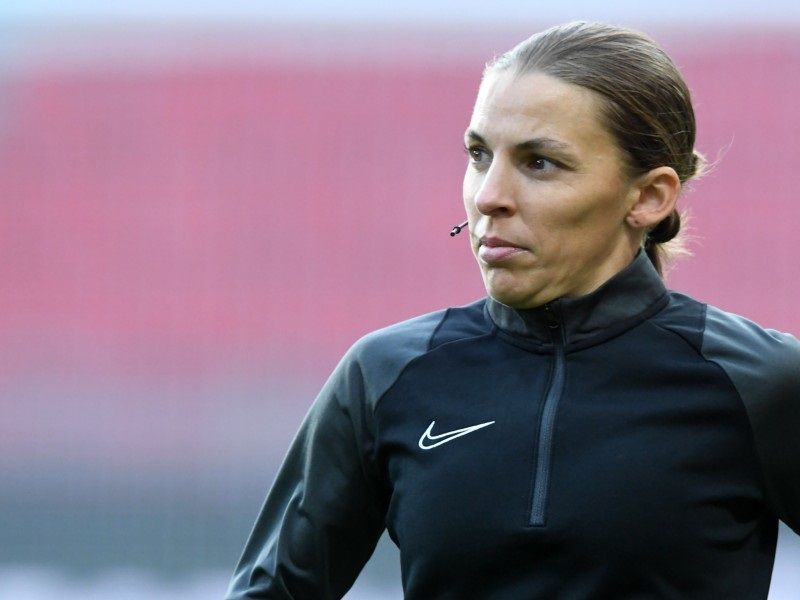 Stéphanie Frappart será la primera mujer que arbitrará un partido de la Champions