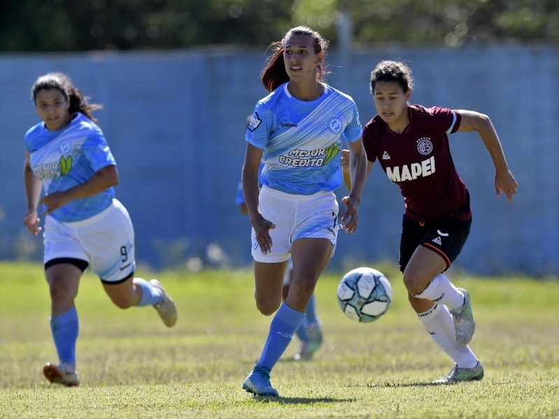 Futbolista transgénero hace debut histórico en la primera división femenil de Argentina
