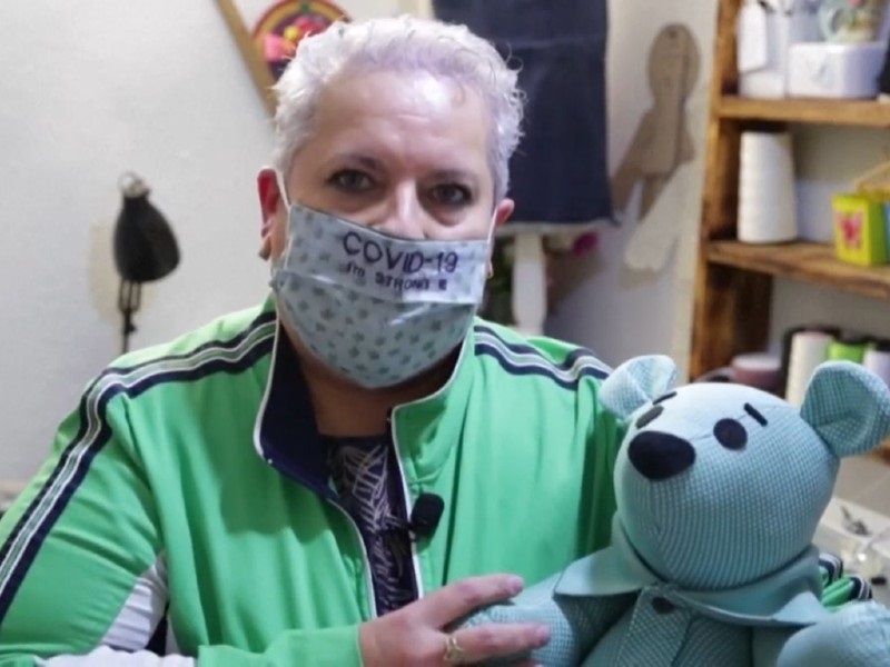 La costurera que cose osos singulares para ayudar a deudos por COVID-19 en su duelo