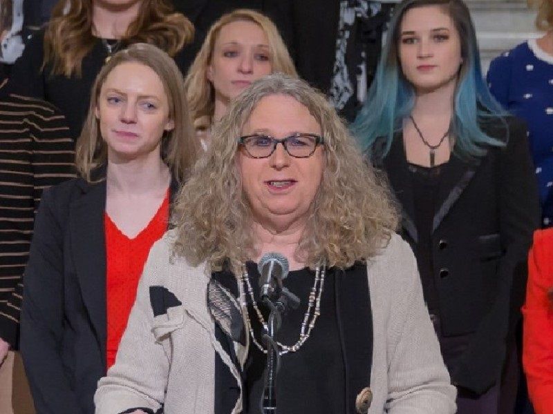Rachel Levine puede ser la primera mujer transgénero en la Subsecretaría de Salud de EU