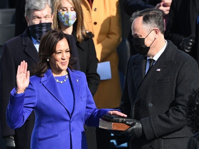 Kamala Harris rompe el techo de cristal con un atuendo poderosamente simbólico