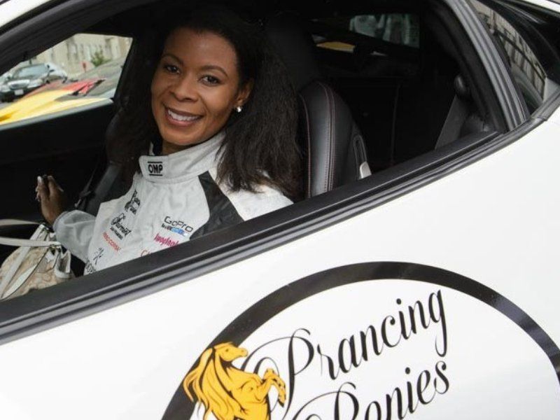 La mujer que abrió la ruta al primer rally Ferrari femenino y empodera a las estudiantes