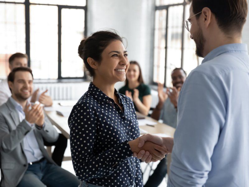 Mujeres del sector financiero logran ascensos solo si los reclaman, muestra estudio