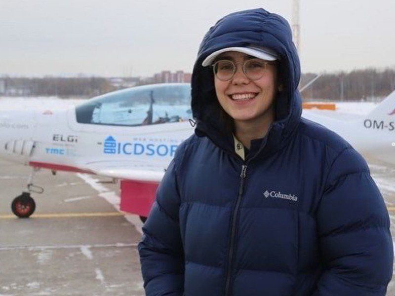 Con solo 19 años se convierte en la mujer piloto más joven en dar la vuelta al mundo