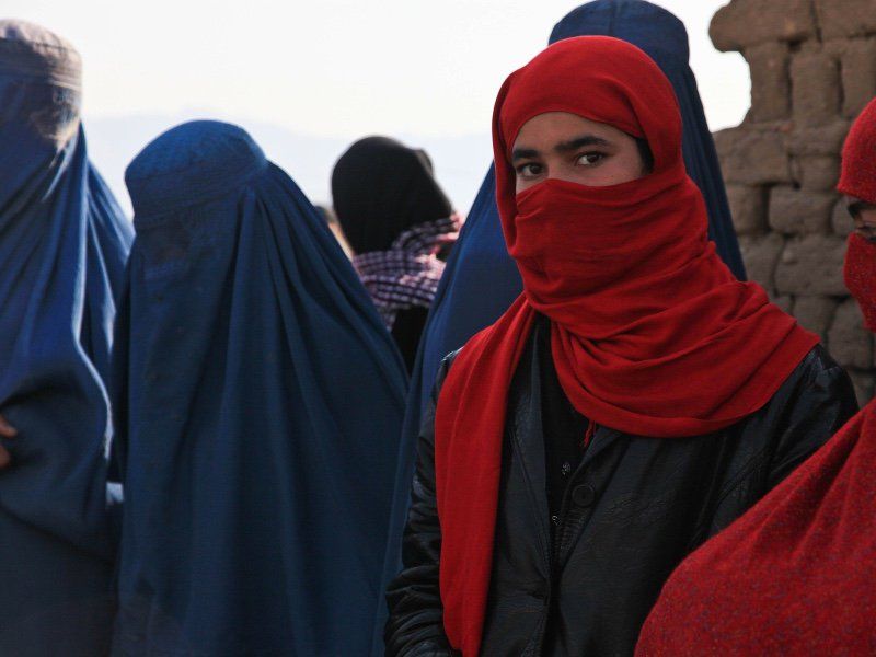 Las mujeres afganas se organizan para hacer frente al Talibán, asegura ONG