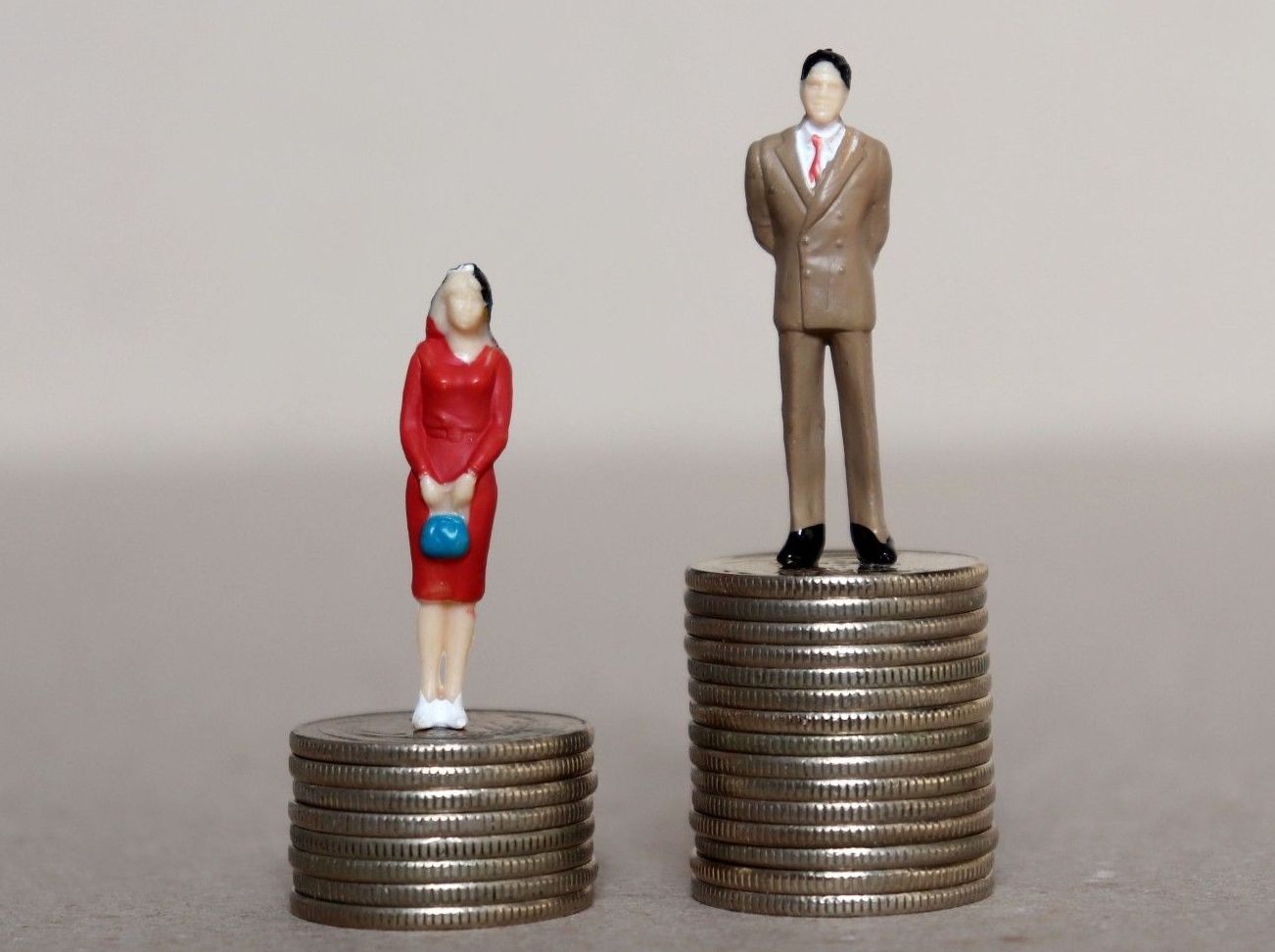 Mujeres recibieron ingresos casi 35% menores que los hombres en 2022, revela INEGI