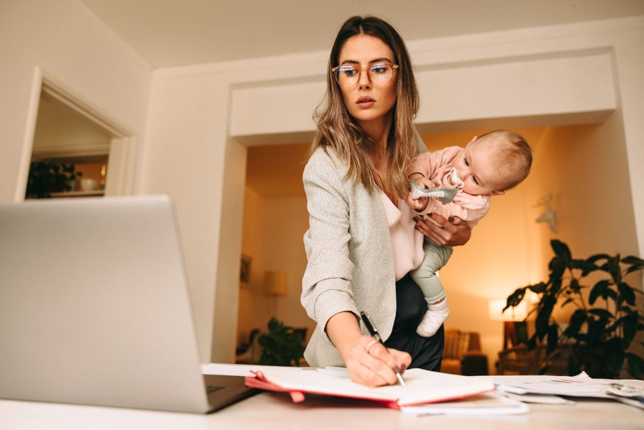 80% de madres trabajadoras en México tuvieron que disminuir su carga laboral tras tener hijos contra 50% de los hombres