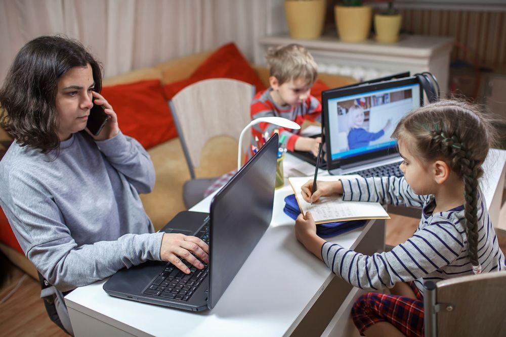 El trabajo híbrido no salva a las madres trabajadoras de la doble jornada