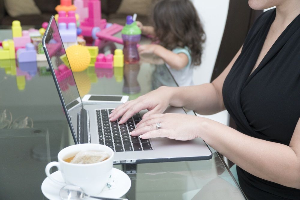 La mitad de la población en México piensa que las infancias sufren si sus madres trabajan