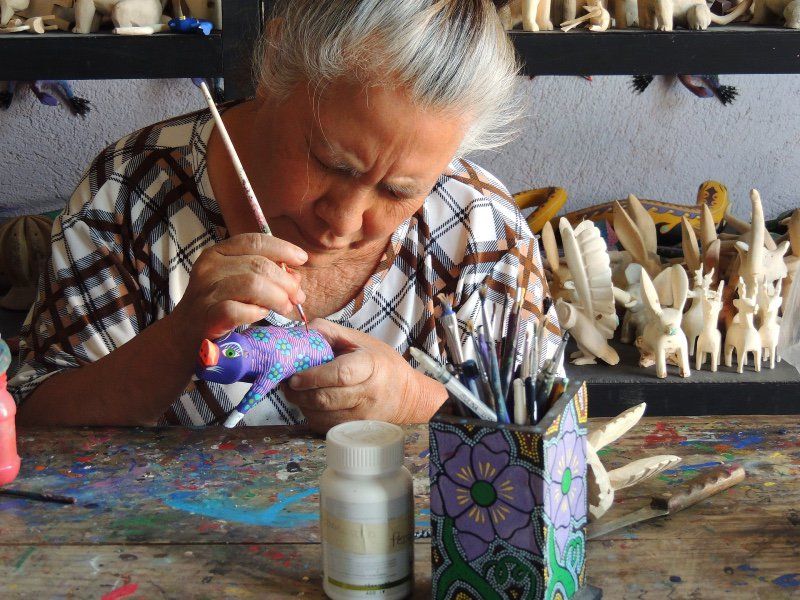 Mexicanas mayores de 60 años trabajando... pero precarizadas