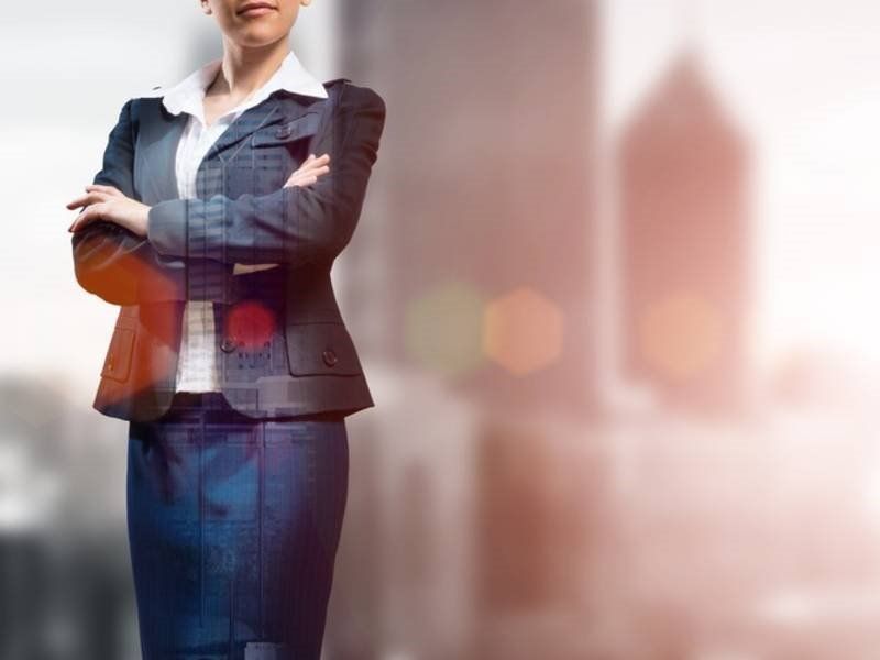 El burnout aumenta más entre mujeres y aun así lideran mejor, revela estudio en EU