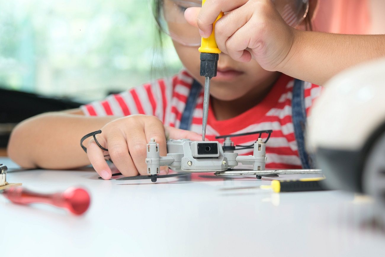 La educación básica es crucial para que empresas contraten a más mujeres en áreas de tecnología