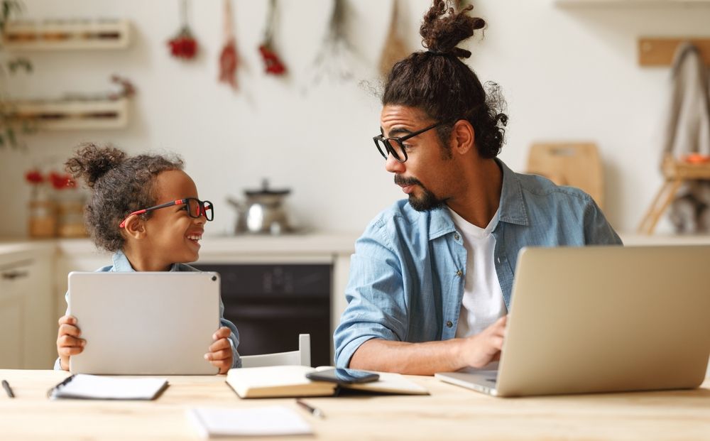 Flexibilidad laboral para papás trabajadores: les beneficia a ellos y a todas las personas