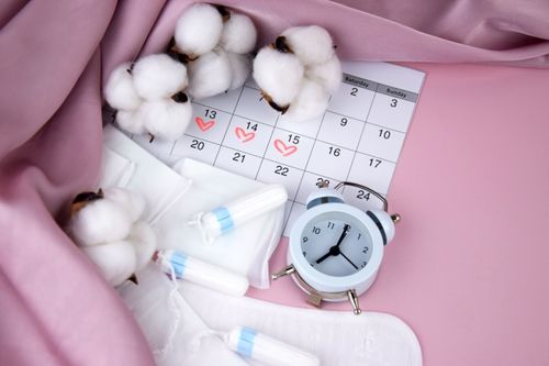 Productos de gestión menstrual como toallas, tampones y demás